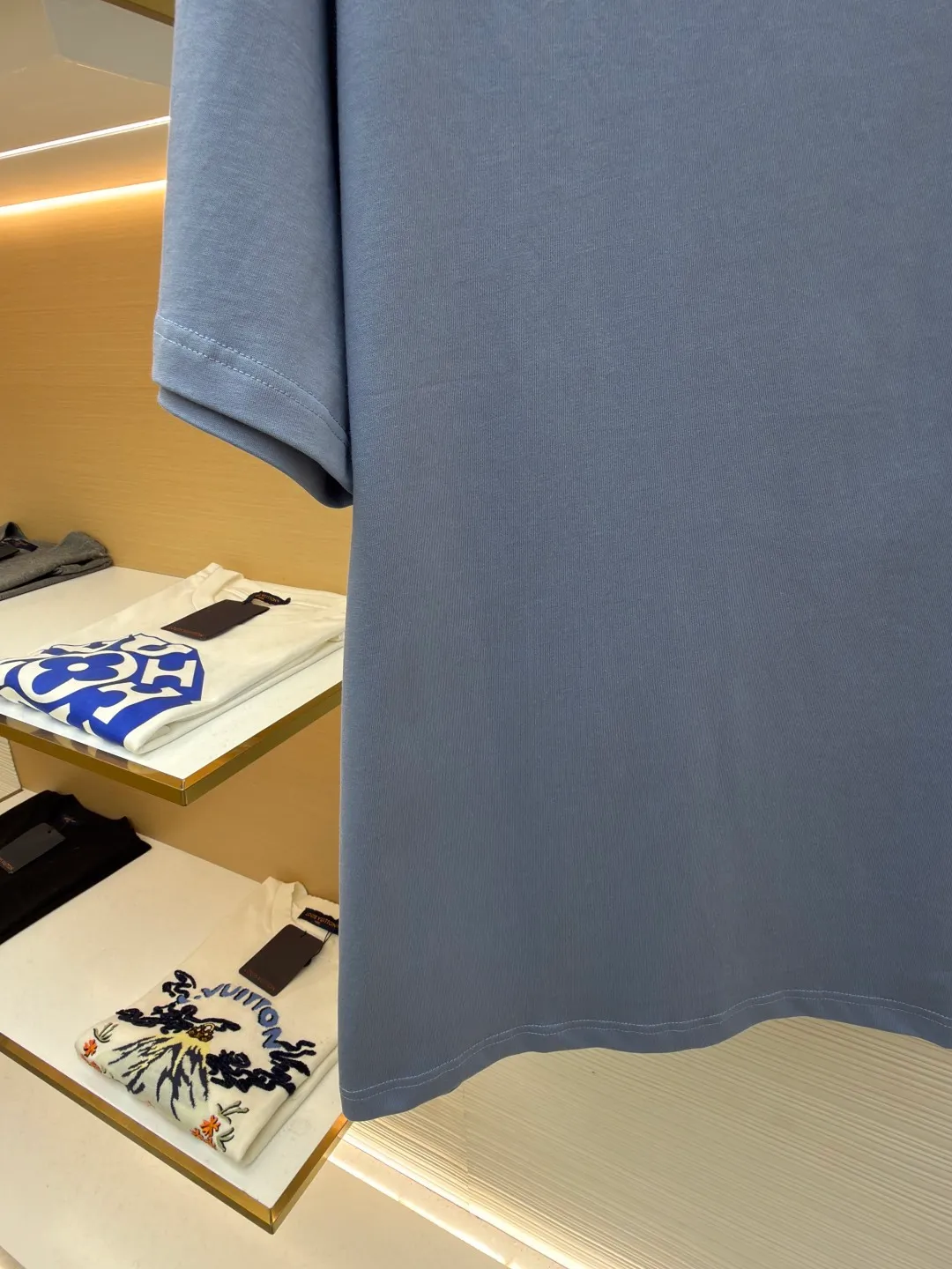 LOUISVUITTON embossed small label T-shirt ●Authentic product: purchased and developed by 5450 ●Item number: 1682105-A00 ●Fabric: pure cotton fabric ●Technology: embossed production ●Version: fitted version ●Weight: about 300 grams ●Size: XS-S-M-L ●Description: Fabric is 40S/2 Double-strand smooth cotton plain weave, dust-free wool processing; matching 40s single-strand combed cotton, 280g cylindrical machine rib. The front panel is stamped and filled. After low-temperature stamping with a steel stamp, the inside is filled with foam cotton. The bottom surface is directly sealed with low-temperature hot melt glue at 80 degrees Celsius. The integrated machine operation makes the relief pattern three-dimensional and full and stylish. High-quality products require natural and beautiful products. The overall wiring is straight and delicate, the fabric is comfortable and soft, and the color is consistent without color difference. It can be matched with the same style to create a fashionable look and control various occasions. Customized accessories, complete with three standards, same style for men and women!